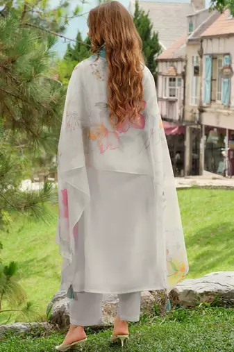 Women Floral Embroidered Regular Thread Work Liva Kurta with Trousers & With Dupatta