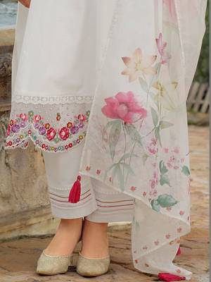 Women Floral Embroidered Regular Thread Work Kurta with Trousers & With Dupatta 4