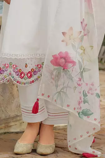 Women Floral Embroidered Regular Thread Work Kurta with Trousers & With Dupatta
