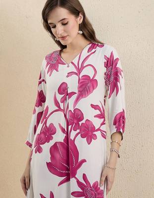 Women Floral Printed Regular Kurta with Trousers 1