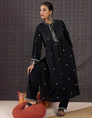 Women Ethnic Motifs Embroidered Panelled Thread Work Kurta with Trousers 2