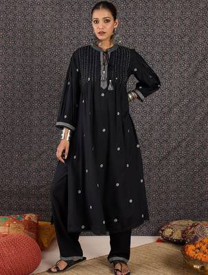 Women Ethnic Motifs Embroidered Panelled Thread Work Kurta with Trousers 4