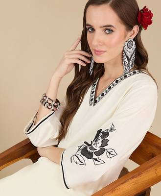 Women Floral Embroidered Regular Thread Work Kurta with Trousers 1