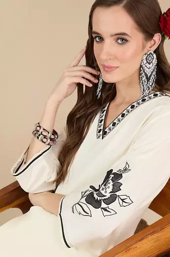Women Floral Embroidered Regular Thread Work Kurta with Trousers