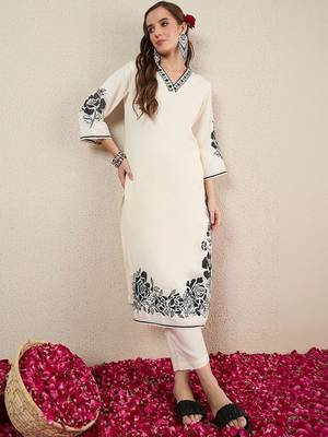 Women Floral Embroidered Regular Thread Work Kurta with Trousers 3