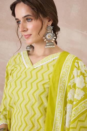Women Printed Regular  Cotton Kurta with Trousers & With Dupatta
