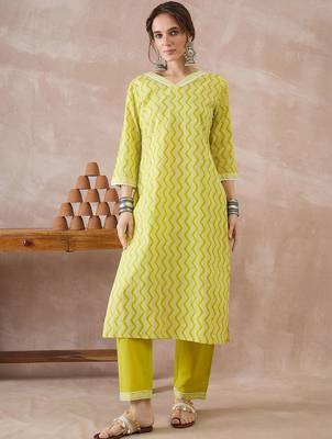 Women Printed Regular Pure Cotton Kurta with Trousers & With Dupatta 2
