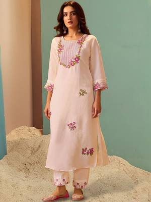 Women Floral Embroidered Regular Thread Work Kurta with Trousers 1