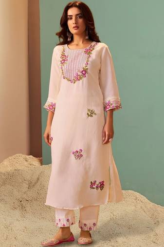 Women Floral Embroidered Regular Thread Work Kurta with Trousers
