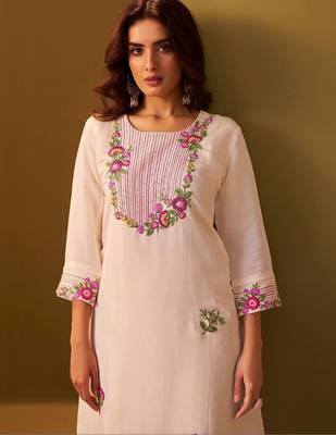 Women Floral Embroidered Regular Thread Work Kurta with Trousers 4