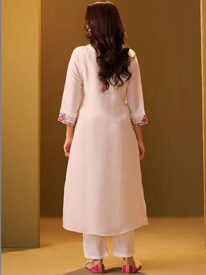 Women Floral Embroidered Regular Thread Work Kurta with Trousers 5