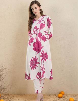 Women Floral Printed Regular Kurta with Trousers 1