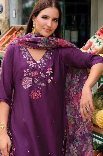 Women Floral Embroidered Regular Thread Work Liva Kurta with Trousers & With Dupatta