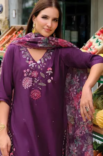 Women Floral Embroidered Regular Thread Work Liva Kurta with Trousers & With Dupatta