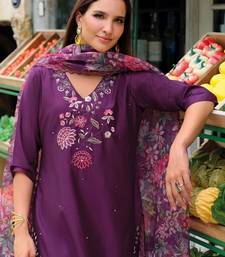 Women Floral Embroidered Regular Thread Work Liva Kurta with Trousers & With Dupatta