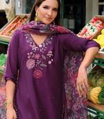 Women Floral Embroidered Regular Thread Work Liva Kurta with Trousers & With Dupatta