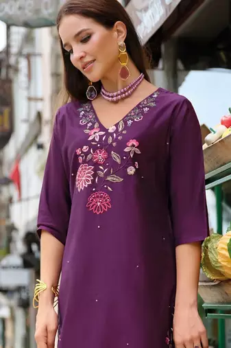 Women Floral Embroidered Regular Thread Work Liva Kurta with Trousers & With Dupatta
