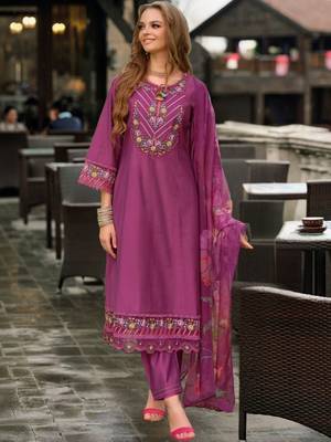 Women Floral Embroidered Regular Thread Work Kurta with Trousers & With Dupatta 1