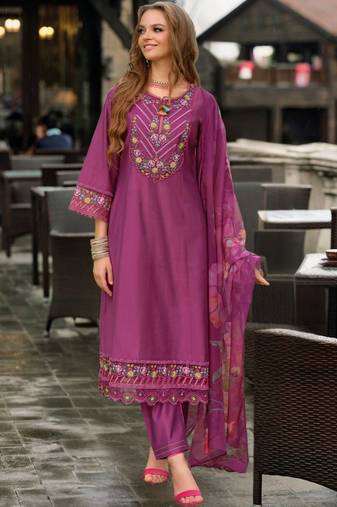 Women Floral Embroidered Regular Thread Work Kurta with Trousers & With Dupatta