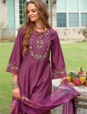 Women Floral Embroidered Regular Thread Work Kurta with Trousers & With Dupatta 3