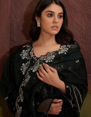 Women Floral Embroidered Regular Thread Work Kurta with Trousers & With Dupatta 5