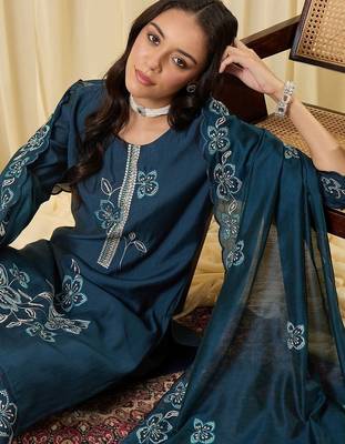 Women Floral Embroidered Regular Thread Work Kurta with Trousers & With Dupatta 2