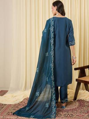 Women Floral Embroidered Regular Thread Work Kurta with Trousers & With Dupatta 3