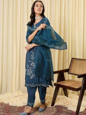 Women Floral Embroidered Regular Thread Work Kurta with Trousers & With Dupatta 4