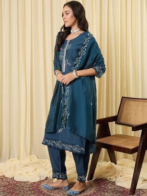 Women Floral Embroidered Regular Thread Work Kurta with Trousers & With Dupatta 5