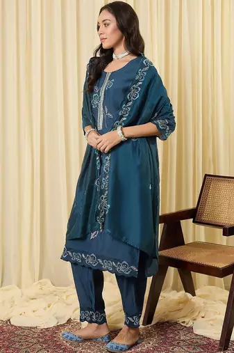 Women Floral Embroidered Regular Thread Work Kurta with Trousers & With Dupatta