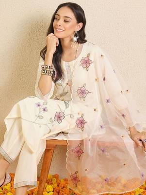 Women Floral Embroidered Regular Thread Work Kurta with Trousers & With Dupatta 2