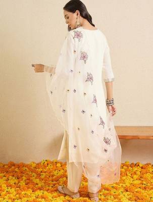 Women Floral Embroidered Regular Thread Work Kurta with Trousers & With Dupatta 3