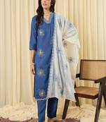 Women Floral Embroidered Regular Thread Work Kurta with Trousers & With Dupatta