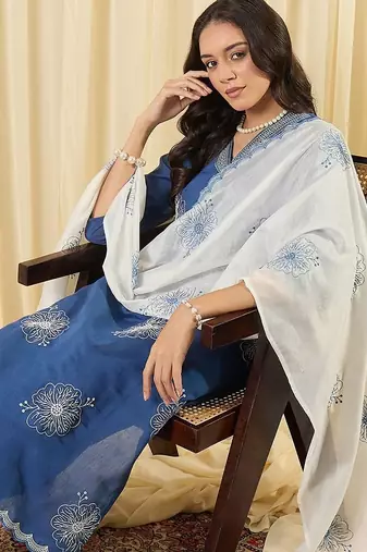 Women Floral Embroidered Regular Thread Work Kurta with Trousers & With Dupatta