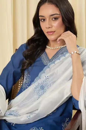 Women Floral Embroidered Regular Thread Work Kurta with Trousers & With Dupatta