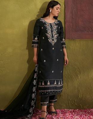 Women Floral Embroidered Regular Thread Work Kurta with Trousers & With Dupatta 3