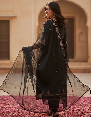 Women Floral Embroidered Regular Thread Work Kurta with Trousers & With Dupatta 5