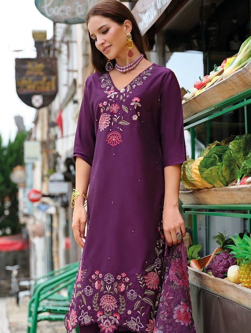 Women Floral Embroidered Regular Thread Work Liva Kurta with Trousers & With Dupatta
