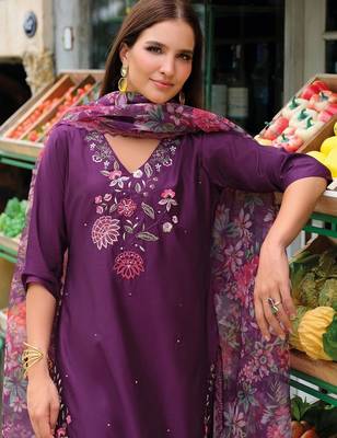 Women Floral Embroidered Regular Thread Work Liva Kurta with Trousers & With Dupatta 4