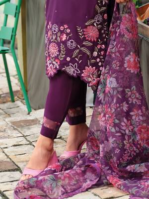Women Floral Embroidered Regular Thread Work Liva Kurta with Trousers & With Dupatta 6