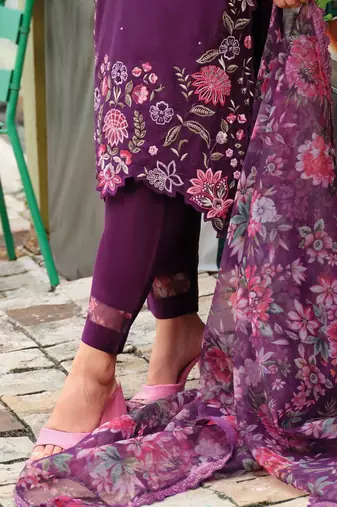 Women Floral Embroidered Regular Thread Work Liva Kurta with Trousers & With Dupatta