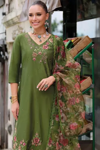 Women Floral Embroidered Regular Thread Work Liva Kurta with Trousers & With Dupatta