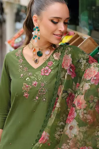 Women Floral Embroidered Regular Thread Work Liva Kurta with Trousers & With Dupatta