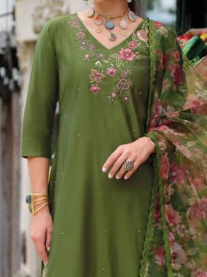 Women Floral Embroidered Regular Thread Work Liva Kurta with Trousers & With Dupatta 4