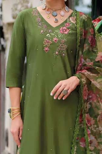 Women Floral Embroidered Regular Thread Work Liva Kurta with Trousers & With Dupatta