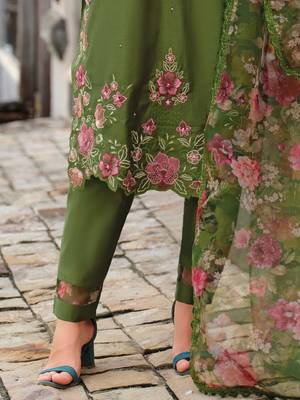 Women Floral Embroidered Regular Thread Work Liva Kurta with Trousers & With Dupatta 5