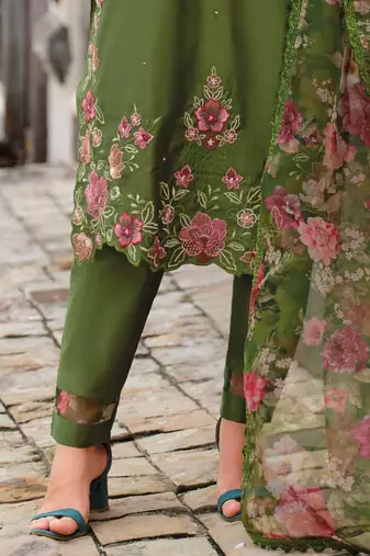 Women Floral Embroidered Regular Thread Work Liva Kurta with Trousers & With Dupatta