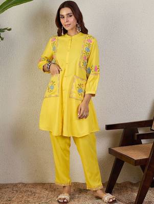 Floral Embroidered Regular Thread Work Kurta With Trousers 1