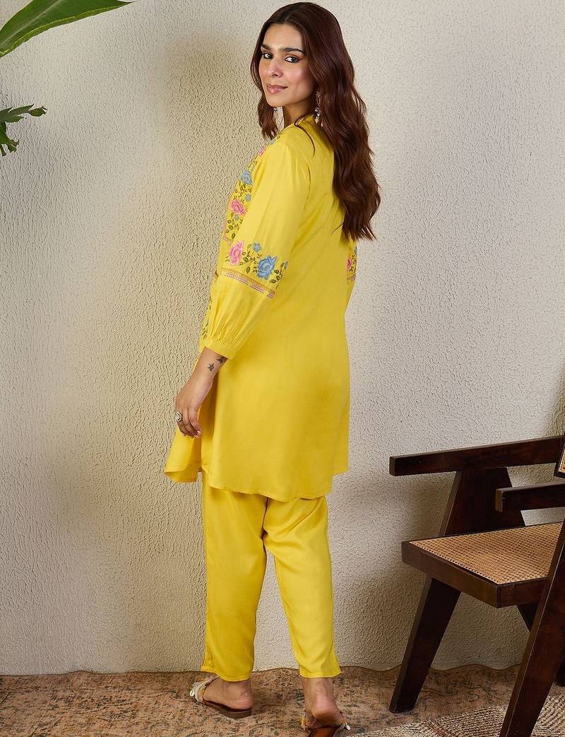Floral Embroidered Regular Thread Work Kurta With Trousers