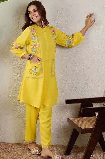 Floral Embroidered Regular Thread Work Kurta With Trousers